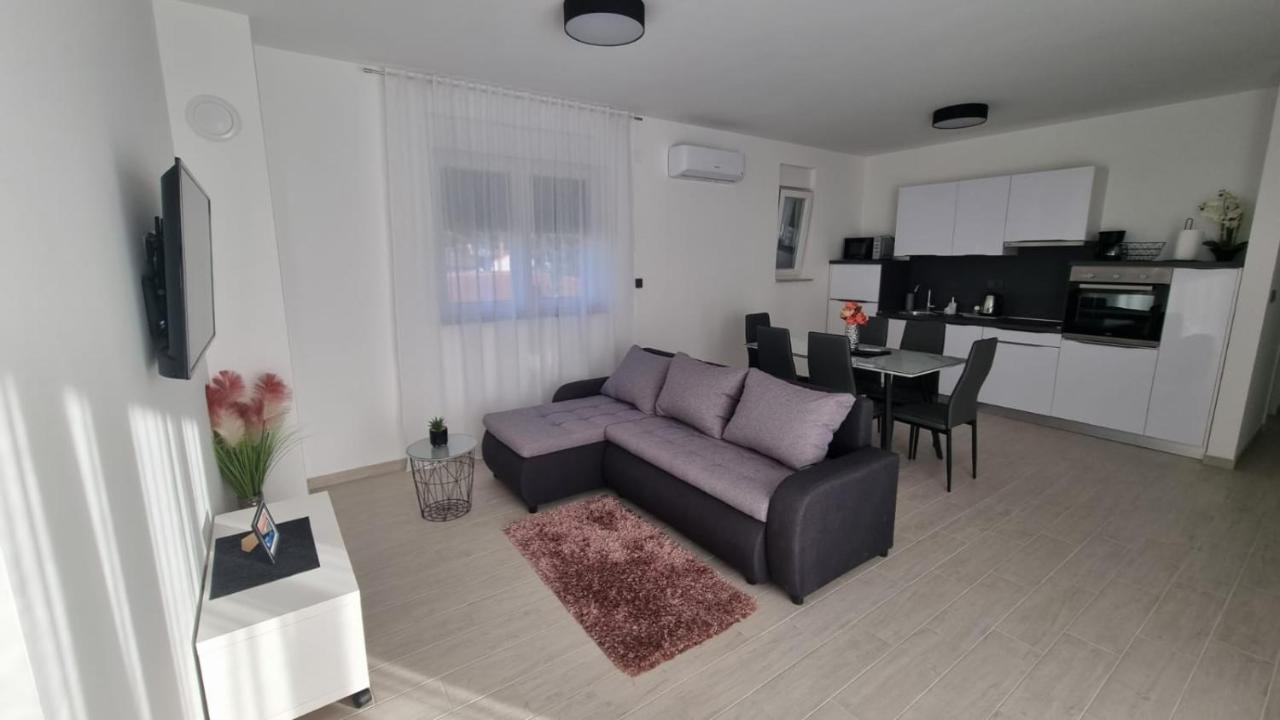 Gabi Apartment Grebastica Bagian luar foto